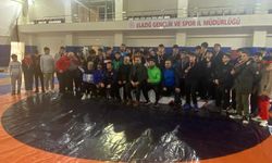 Kovancılar güreş takımı Elazığ'da 8 altın madalyayla zirveye çıktı