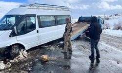 Şarampole sürüklenen minibüs, ekipler tarafından kurtarıldı