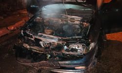 Elazığ'da Park halindeki otomobil alev alev yandı