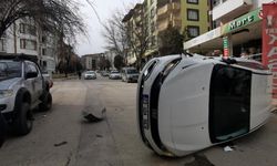 Park Halindeki Araca Çarpan Otomobil Devrildi