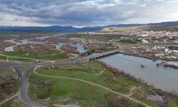 Bingöl'de Murat Nehri’nde debi yükseldi, tarihi köprüyle birlikte eşsiz manzaralar oluştu