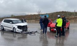 Elazığ'da otomobiller çarpıştı: 3 yaralı