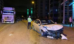 Kazaya karışan otomobil, park halindeki tıra çarptı: 1'ağır 4 yaralı