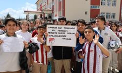 Takım kaptanına sarılmak için gözyaşı döken öğrenciye anlamlı jest