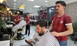 Play-off'u garantileyen Elazığspor için kuaför salonu tek yürek oldu