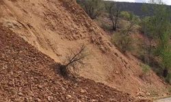 Tunceli'de yamaçtan kopan taş ve toprak kütlesi yola düştü