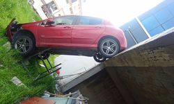 Elazığ'da Şarampole uçan otomobil dik kaldı: 1 yaralı