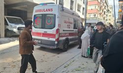 İş makinesinin çarptığı seyyar satıcı yaralandı