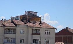 Elazığ'da Çatıda tehlikeli çalışma, kameraya yansıdı