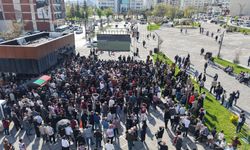 Taraftarlar Elazığspor maçını kentin göbeğinde dev ekrandan izledi