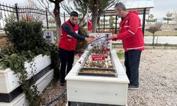 Elazığ Kızılay’dan Duygulandıran Ziyaret: Şehitler Unutulmadı