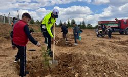 Baskil’de 23 Nisan’a Anlamlı Dokunuş: Fidanlar Gelecek İçin Dikildi