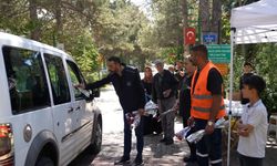 Elazığ'da mezarlığa giden vatandaşlara karanfil dağıtıldı