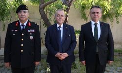 Vali Hatipoğlu, görevi başındaki personellerle bayramlaştı