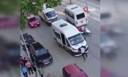 Elazığ’da bir şahıs, önünü kestiği yolcu minibüsünü böyle yumrukladı