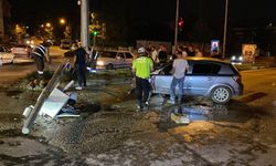 Motosikletle çarpışan otomobil direği yıktı: 5 yaralı
