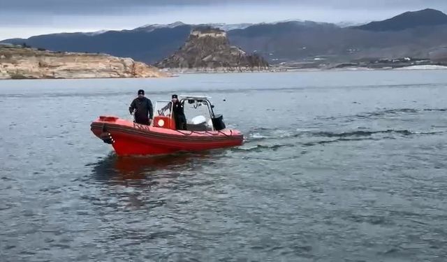 Elazığ’da Dalgıç Polisler Keban Baraj Sahasında Yaşlı Adamı Arıyor