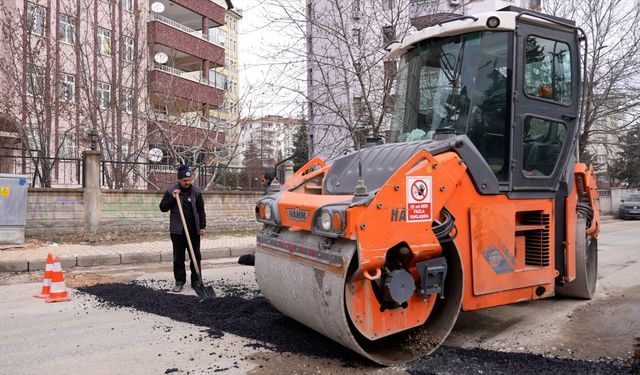 Elazığ’da asfalt yama uygulaması sürüyor