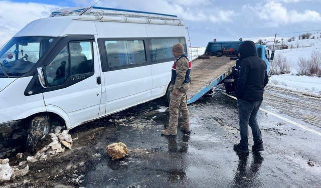 Şarampole sürüklenen minibüs, ekipler tarafından kurtarıldı