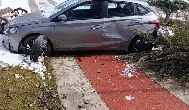 Elazığ'da otomobil kaldırıma çıktı: 1 yaralı