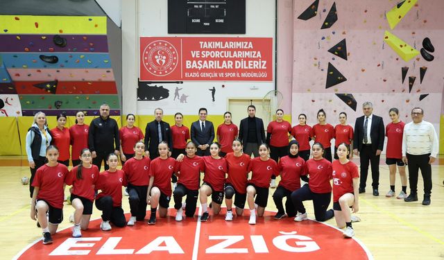 Müdür Şahin’den Kadın Hentbol Takımına Başarı Diledi