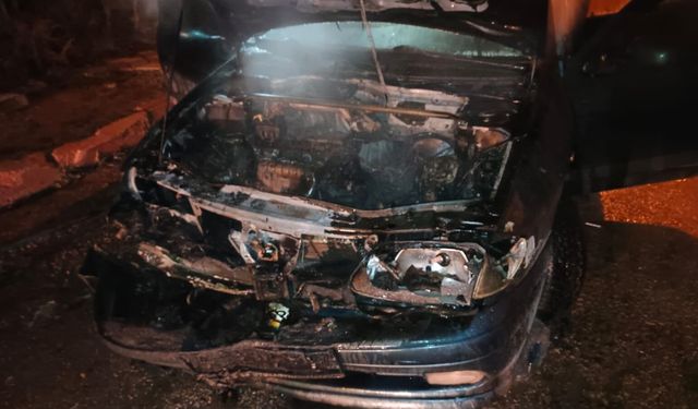 Elazığ'da Park halindeki otomobil alev alev yandı