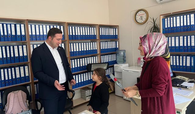 Alacakaya’da Kadın Personele 8 Mart Karanfili