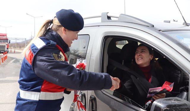 Jandarma kadınlara karanfil verdi