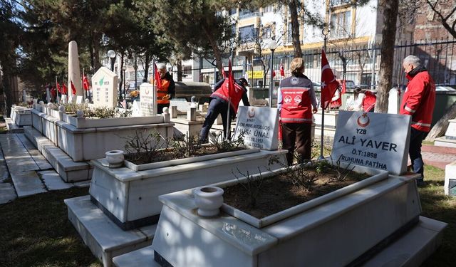Elazığ'da bayram öncesi, şehitlikler temizlendi