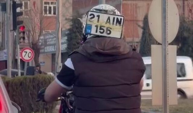 Diyarbakır’da ilginç görüntü: Düşen plakasını kaskına bantlayıp trafikte ilerledi