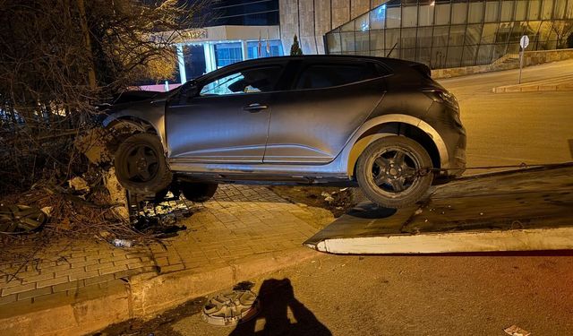 Elazığ’da otomobil istinat duvarına çarptı: 1 yaralı