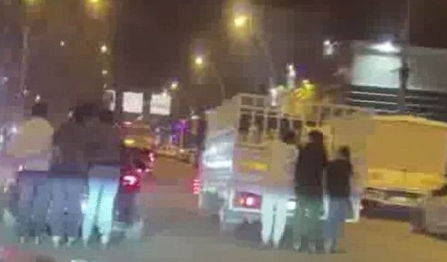 Diyarbakır'da Hem canlarını hem trafiği tehlikeye attılar