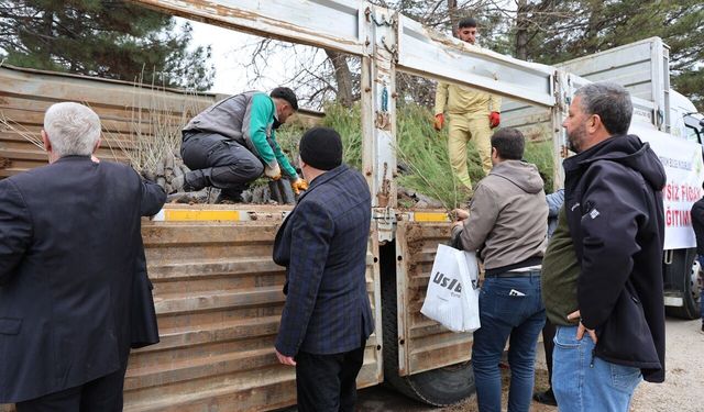 Elazığ’da mezarlıklarda ziyaretçi yoğunluğu