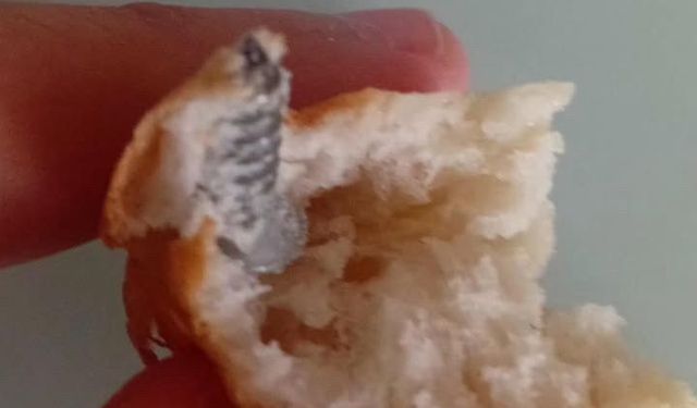 Aldığı ekmeğin içerisinden vida çıktı