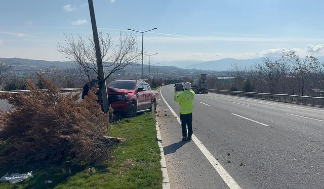 Elazığ’da kamyonet direğe çarptı: 1 yaralı
