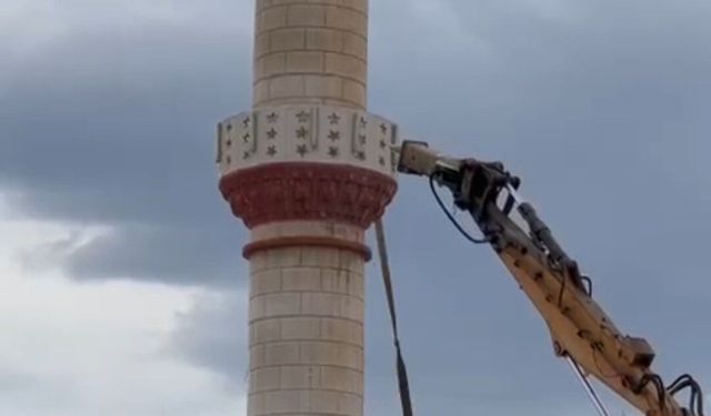 Elazığ'da hasarlı caminin minaresi iş makinesi ile yıkıldı