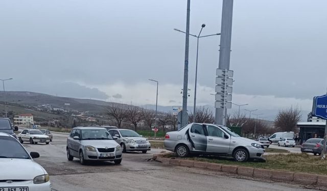 Elazığ’da otomobiller çarpıştı: 3 yaralı