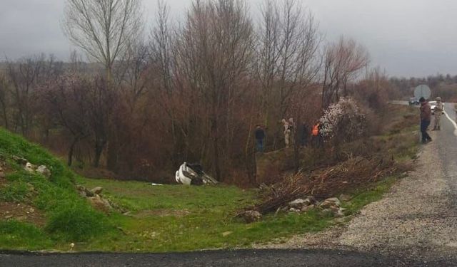 Elazığ’da otomobil dereye uçtu: 3 yaralı