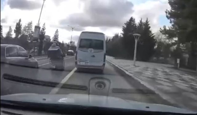 Motosiklet sürücüsünün tehlikeli anları kameraya yansıdı