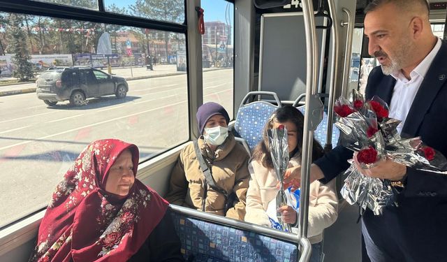 Elazığ Belediyesi’nden 8 Mart’ta Kadınlara Çiçek Takdimi