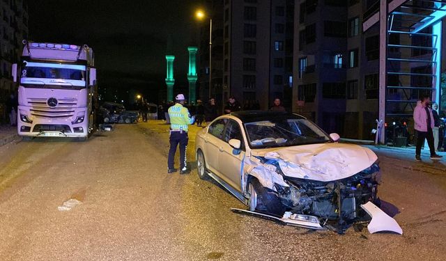 Kazaya karışan otomobil, park halindeki tıra çarptı: 1'ağır 4 yaralı