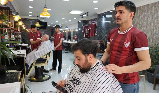 Play-off'u garantileyen Elazığspor için kuaför salonu tek yürek oldu