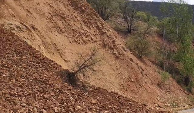 Tunceli'de yamaçtan kopan taş ve toprak kütlesi yola düştü