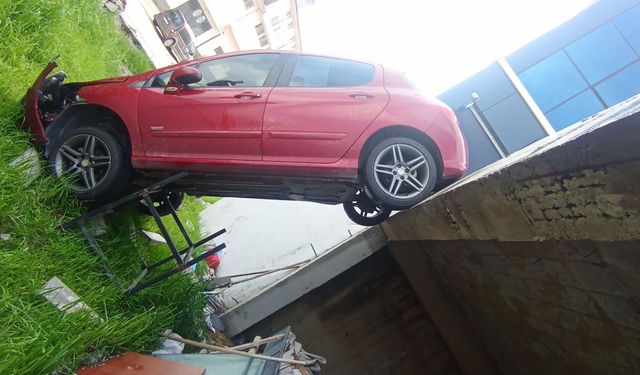 Elazığ'da Şarampole uçan otomobil dik kaldı: 1 yaralı