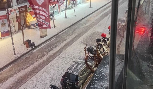 Gazi caddesi doludan beyaza büründü