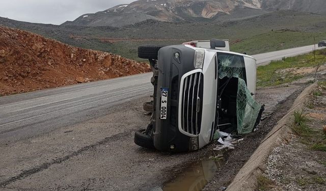 Taziyeye gidenleri taşıyan minibüs devrildi: 11 yaralı