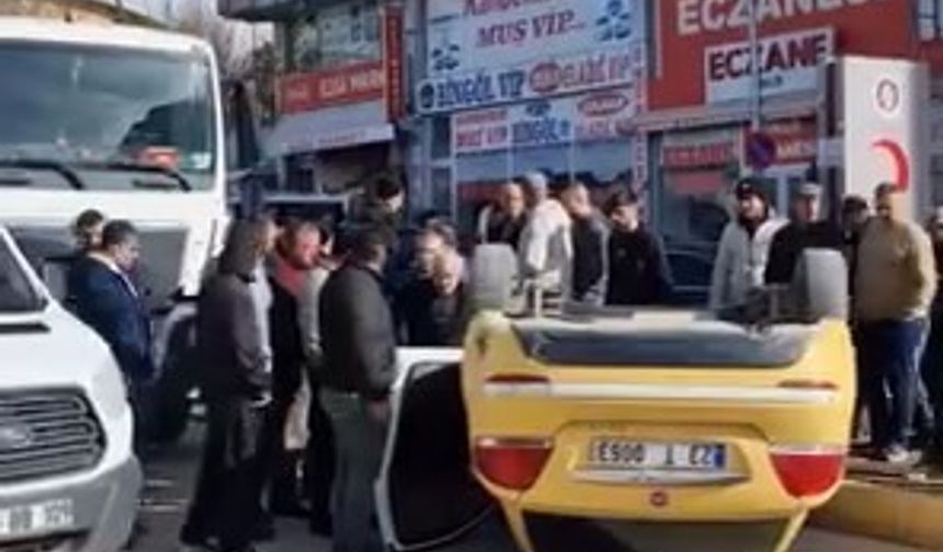 Elazığ’da Beton Mikseri İle Çarpışan Taksi Ters Döndü