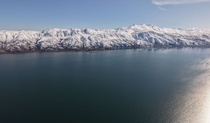 Kar, güneş ve maviliğin buluştuğu Hazar Gölü mest etti