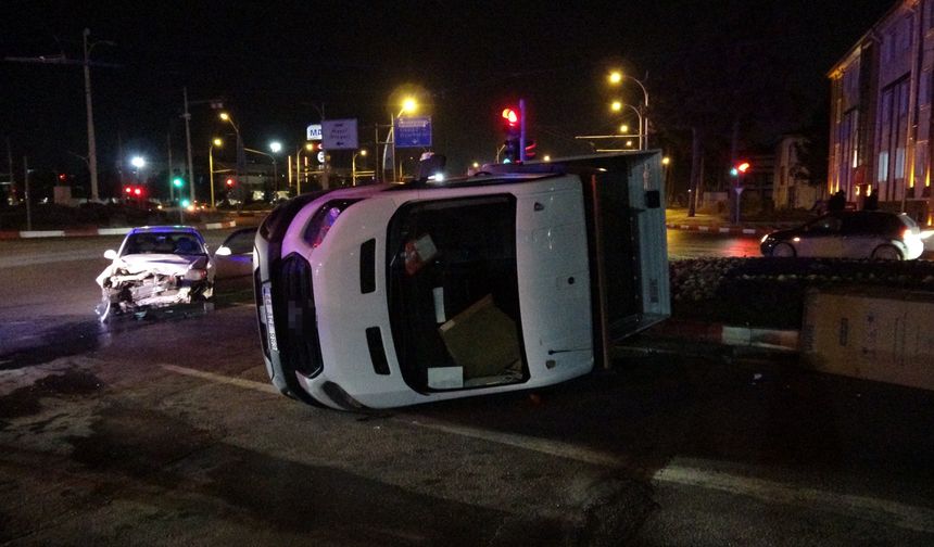 Malatya'da kamyonetin devrilme anı kamerada