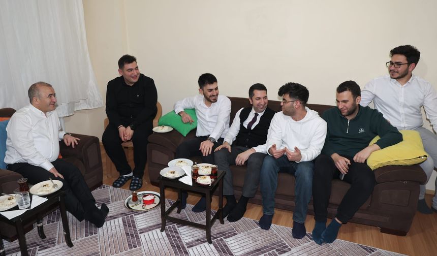 Vali Hatipoğlu Öğrencilerle Aynı Sofrada İftar Yaptı